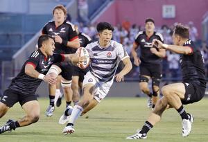 日本－マオリ・オールブラックス　前半、攻め込む矢崎由高＝秩父宮