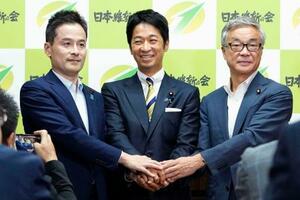 日本維新の会の両院議員総会で国会議員団代表に選出された藤田前幹事長(中央)。左は斉木武志衆院議員。右は松沢成文参院議員=8日午後、国会