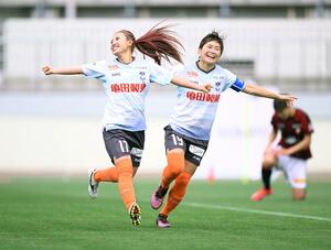 三菱重工浦和-新潟L 後半5分、ゴールを決め喜ぶMF滝川結女(左)=浦和駒場(WEリーグ提供)