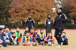 小学生にサッカーのテクニックを伝える小野伸二さん=11月30日、新潟市中央区清五郎