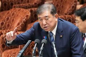 衆院予算委の集中審議で答弁する石破首相=4日午前