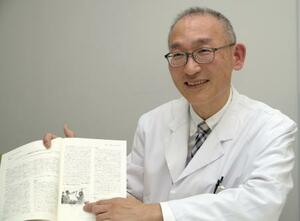 　フェニルケトン尿症治療薬の効果について説明する大阪公立大の浜崎考史教授＝３月、大阪市