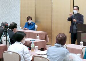 元経済産業省官僚の古賀茂明氏(右)の講演を聴く片桐奈保美氏(左奥)=4月29日、新潟市中央区