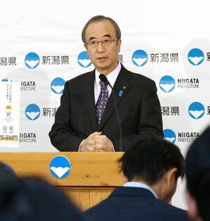 定例会見に臨む花角英世知事=11月20日、県庁