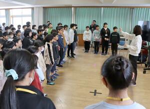 宮古島市城辺地区の小学生(右奥の4人)を迎えて開かれた交流会=2月7日、上越市板倉区針の板倉小学校