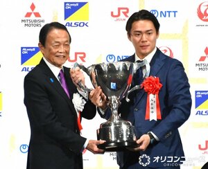 「第55回 内閣総理大臣杯日本プロスポーツ大賞 授与式典」に出席した（左から）麻生太郎氏、山本由伸選手 （C）ORICON NewS inc.