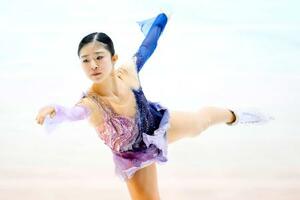 　アイスショーで演技する千葉百音＝京都市内