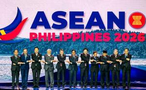 　ＡＳＥＡＮ首脳会議の開会式で握手を交わす各国首脳ら＝８日、フィリピン中部セブ（共同）