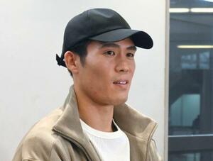 　帰国し取材に応じる冨安健洋＝２１日、成田空港