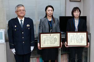 犯罪被害を防ぎ感謝状を贈られた加藤律子さん(右)と水越裕子さん(中央)=柏崎署