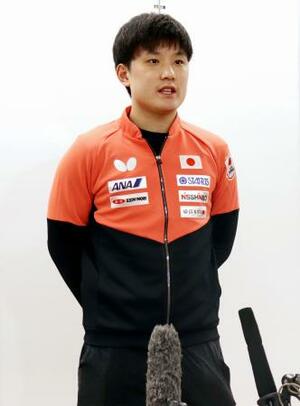 　羽田空港で取材に応じる卓球男子の張本智和＝２７日