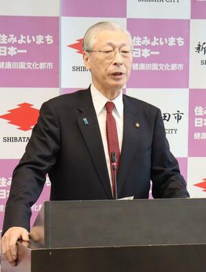 定例会見で話す二階堂馨市長=5日、新発田市役所