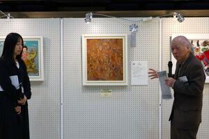 今年で３０回目を迎えた越後湯沢全国童画展＝２５日、湯沢町湯沢