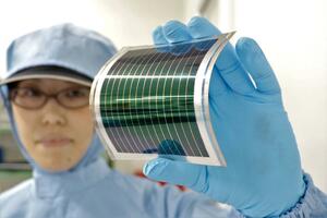 アイシンが開発しているペロブスカイト太陽電池のモジュール（アイシン提供）
