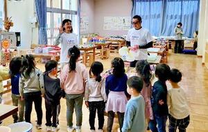 能登半島地震で被災した子どもたちを支援する志村知穂代表理事(左)と遠藤伸一理事=2024年11月、石川県能登町(こころスマイルプロジェクト提供)