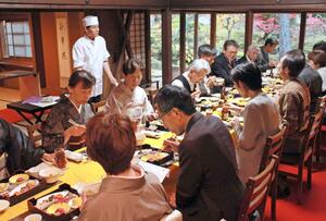 昭和天皇ゆかりのメニューが提供された飯塚邸の特別ディナー=柏崎市新道