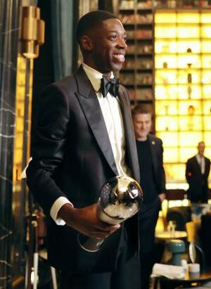 FIFAの男子年間最優秀選手に初選出され、表彰式で笑顔を見せるデンベレ=16日、ドーハ(FIFA提供・ゲッティ=共同)