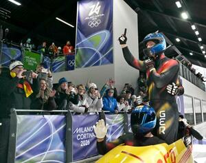 男子4人乗りで金メダルを獲得したドイツB=コルティナダンペッツォ(共同)