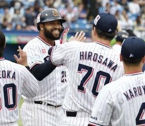 7回、決勝2ランを放ちナインに迎えられるヤクルトのサンタナ=神宮