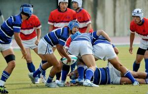 島根県予選の代わりに行われた「壮行試合」でプレーする石見智翠館の選手(手前)=島根県出雲市