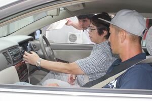 佐渡版ライドシェアの研修で、スマホ操作を確認するドライバー=佐渡市河原田諏訪町