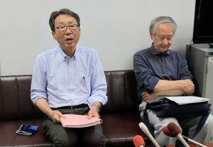 　記者会見する市民団体の久米慶典共同代表（左）ら＝２０日午後、山口県岩国市