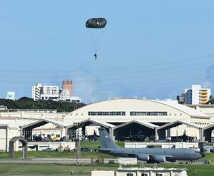 　米空軍が嘉手納基地で実施したパラシュート降下訓練＝２０日午後