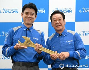 クラシアン巨大モンキーレンチ授与セレモニーに登壇した(左から)原田泰造、森末慎二 (C)ORICON NewS inc.