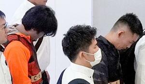 　カンボジアから移送され、中部空港に到着した容疑者（右端と右から３人目）＝２０日午後６時５０分