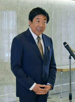 　群馬県知事選への立候補を表明する元前橋市長の山本龍氏＝２９日午後、前橋市