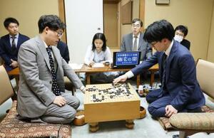 囲碁の第50期碁聖戦第1局で井山裕太碁聖(左)に先勝し、対局を振り返る芝野虎丸十段=25日午後、東京都千代田区の日本棋院