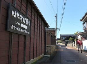 良寛ゆかりのスポットが多く残るはちすば通り＝長岡市島崎