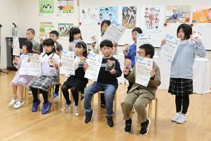 表彰式で賞状や盾を受け取り、記念撮影に臨んだ子どもたち=新潟市南区東笠巻新田