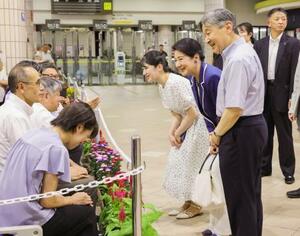 須崎御用邸で静養するため伊豆急下田駅に到着し、集まった人たちに声をかけられる天皇、皇后両陛下と長女愛子さま=1日夜、静岡県下田市(代表撮影)