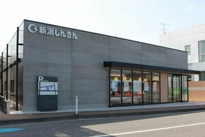 移転新築オープンした新潟信用金庫関屋支店=21日、新潟市中央区