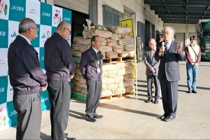 コメを受け取り、感謝を伝えるフードバンクしばたの土田雅穂副代表=新発田市島潟