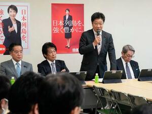 　衆院選後初めての自民党政治制度改革本部の総会であいさつする加藤勝信本部長（右から２人目）＝６日午後、東京・永田町の党本部