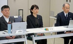 　市特別職報酬等審議会に出席した小川晶市長（中央）＝１１日午前、前橋市役所