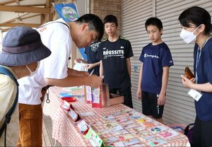 朝市で手作り雑貨を販売する妙高市立総合支援学校の生徒ら=妙高市朝日町1