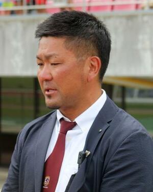 涙ながらに取材に応じる京都工学院高ラグビー部の大島淳史監督=31日、たけびしスタジアム京都