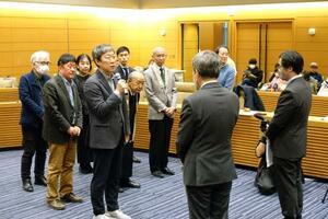 戦時中に動員された朝鮮人犠牲者の遺骨を返還するよう厚労省、外務省の担当者(右側)に求める市民団体=19日午後、国会