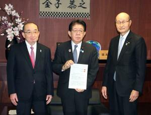 建設、不動産の業界団体から報告を受けた金子国交相(中央)。右は日本建設業連合会の宮本洋一会長=9日午前、国交省