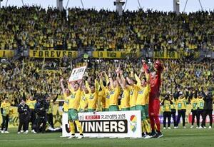 　Ｊ１復帰を決め、喜ぶジェフユナイテッド市原・千葉の選手たち＝２０２５年１２月１３日、フクダ電子アリーナ