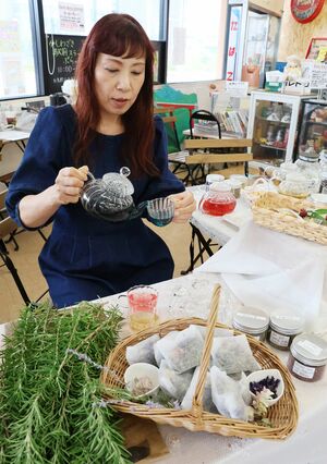 約40種のハーブを調合し、鮮やかな色が特徴のハーブティー=柏崎市駅前1