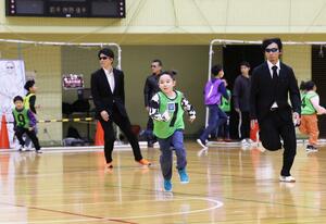 迫るハンターから逃げる児童＝２４日、長岡市中央公園