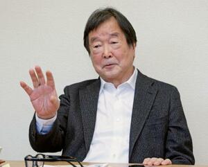 インタビューに答える田中均元外務審議官