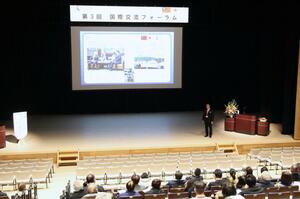 五泉市の関係者が参加した台湾観光・経済視察団の報告があった国際交流フォーラム=五泉市赤海