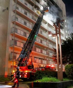 　出火した京都市伏見区の市営住宅＝２６日午後７時２７分