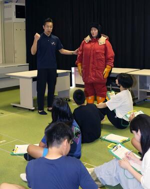 南極観測隊を経験したスタッフによる出前授業「南極クラス」=上越市柿崎区上下浜