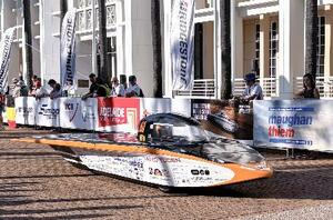 　２４日、オーストラリア縦断レースのスタートを切る和歌山大のソーラーカー（ブリヂストン提供・共同）